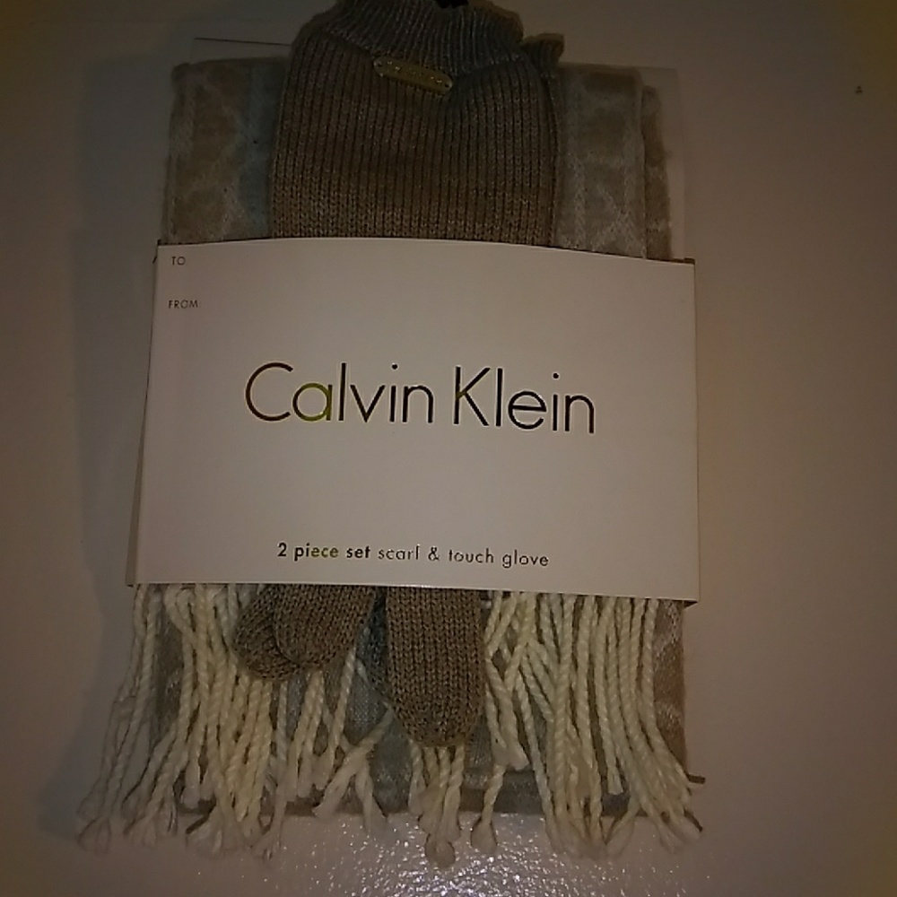 NWT Calvin Klein 2pc set scarf/tech gloves Almd/cr